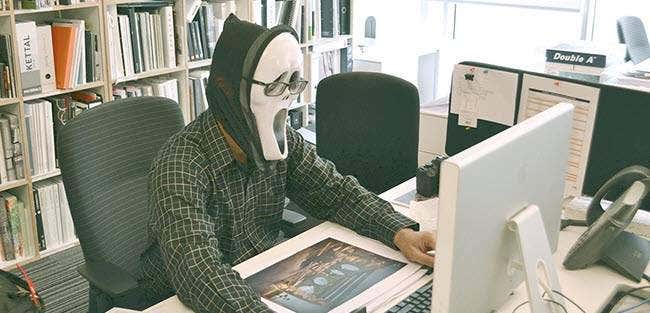 person-wearing-scream-mask-650 - Online Tech Tips - person-wearing-scream-mask-650